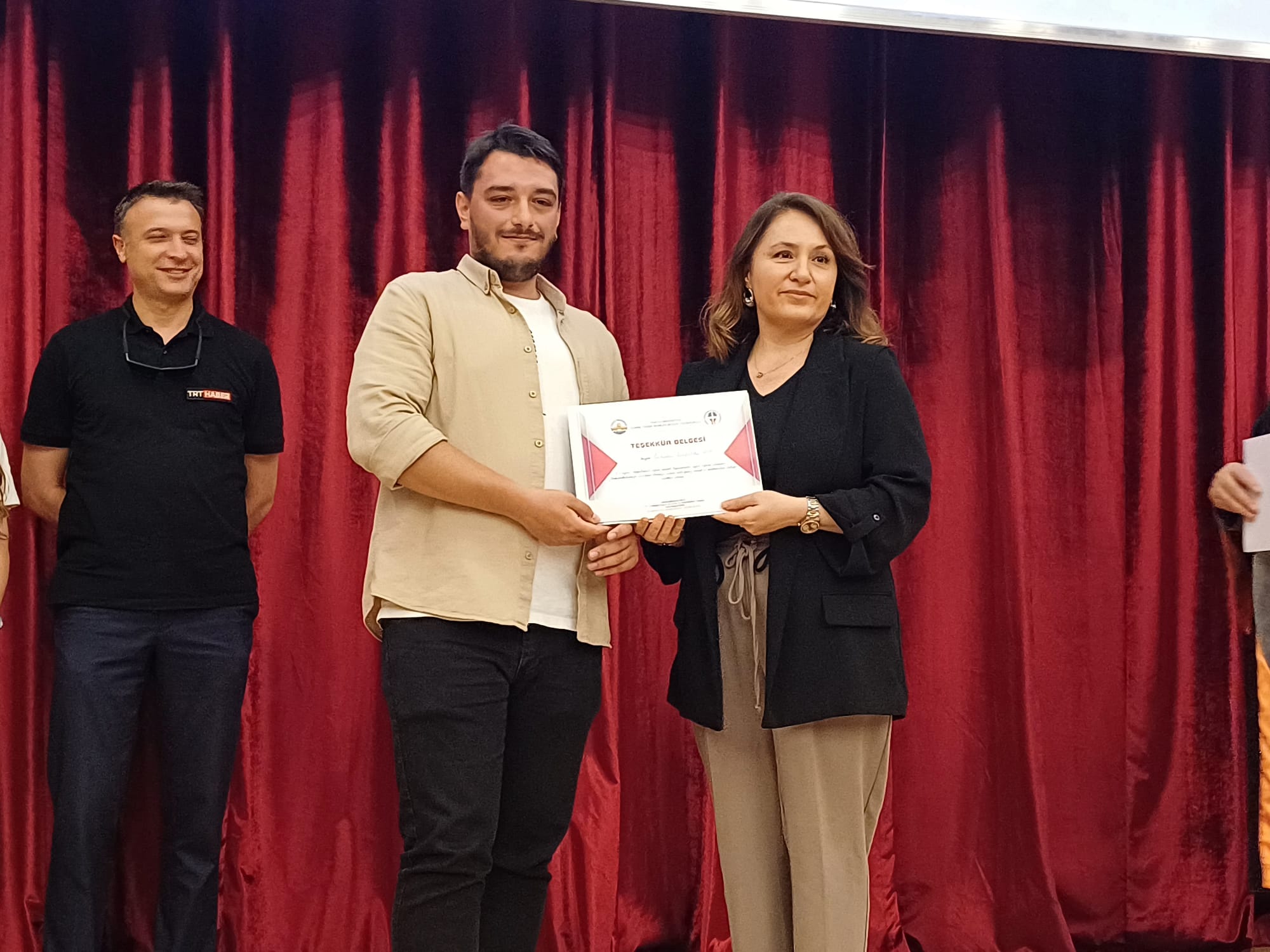 Trakya Üniversitesi Edirne Teknik Bilimler Meslek Yüksekokulu'nun 2025-2026 akademik yılı mezuniyet töreni, Balkan Kongre Merkezi’nde coşkuyla gerçekleştirildi.